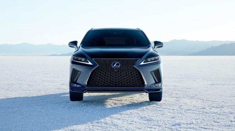 <p><strong>LEXUS RX</strong></p>
<p>İlk kez 1998 yılında dünyanın ilk lüks SUV’si olarak tanıtılan RX, yenilenerek Türkiye’de satışa sunuldu.</p>