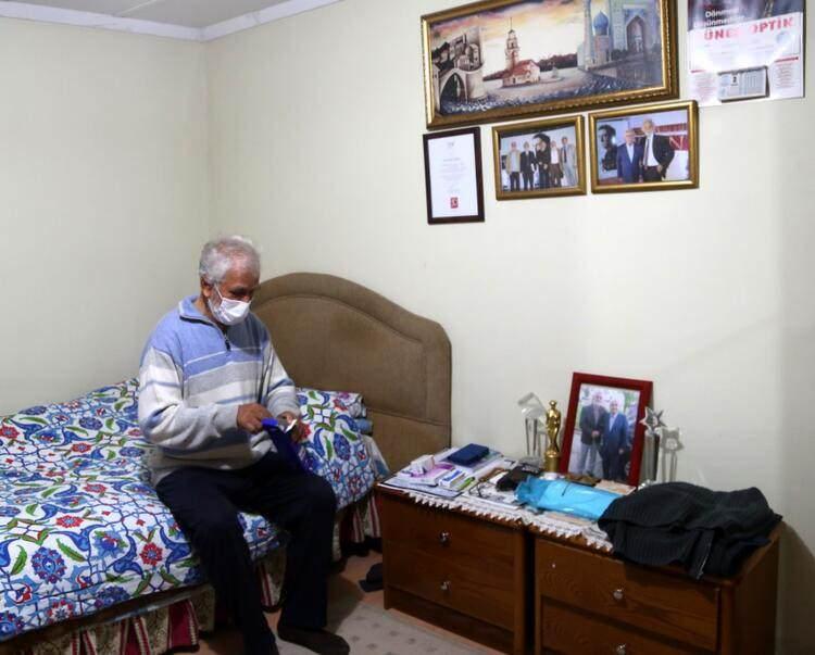 <p>'Aklıma, kendisini ara sıra ziyaret ettiğim Emniyet Müdürümüzü aramak geldi, durumumu anlattım. 'Eve gidecek arabam yok, yasak var, minibüs yok bana bir yardımcı olun.' dedim. 'Herhangi bir sıkıntı olursa bizi gece gündüz arayabilirsin' dedi, Allah ondan razı olsun. Hemen bir araba gönderdi, ilaçlarımı aldık ve evime bıraktılar. Devletimiz var olsun, Allah hem sağlıkçılarımızdan hem emniyet teşkilatımızdan razı olsun.' </p>