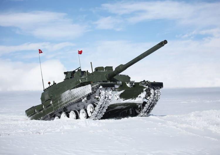 <p><strong>ALTAY</strong><br />
<br />
Proje kapsamında üstün teknoloji ürünü silah sistemleriyle donatılmış, yüksek hareket ve beka kabiliyeti olan, uzun menzilli ve etkili ateş-darbe gücüne sahip, elektronik harekât kabiliyeti yüksek bir tankın yurt içinde tasarlanması, geliştirilmesi, prototip üretimi, atış kontrol ve komuta kontrol haberleşme bilgi sistemlerinin milli olarak geliştirilmesi, zırh sistemlerinin teknoloji transferi ile yurt içinde geliştirilmesi hedeflenmiştir. </p>
<ul>
</ul>