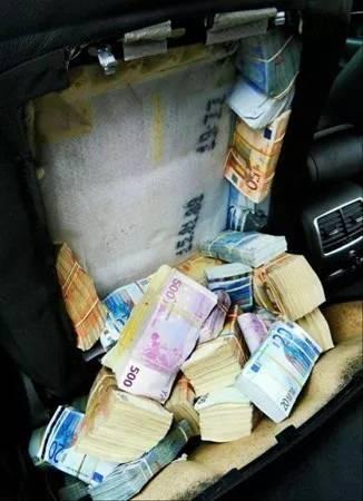 <p>Koltukların iç kısımlarına sakladıkları paralarla yakalanan Çinli çift, polisler tarafından tutuklandı.</p>
<p> </p>
