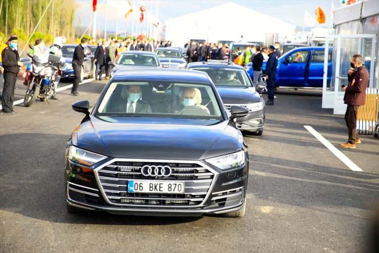 <p>"Geçit vermez" denilen dağları tünellerle deldiklerini, "aşılmaz" denilen nehirleri, vadileri köprülerle geçtiklerini söyleyen Karaismailoğlu, aşkla bağlı oldukları vatana ve millete büyük bir güçle hizmete devam edeceklerini belirtti.</p>

<p> </p>
