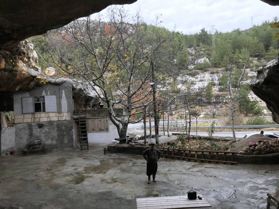 <p> 1994 yılında Kleopatra resmini kayalara oydum. Burası 537 metrekare. Burayı tabiata uygun olarak çıkartmalar yaptım. Halen yapmaya devam ediyorum."<br />
Askerliğini Nevşehir’de yaptığını söyleyen Öztürk, “Kapadokya bölgesindeki oyma taşlar hep ilgimi çekerdi. Oradaki doğal güzellik beni hep etkilemişti. </p>
