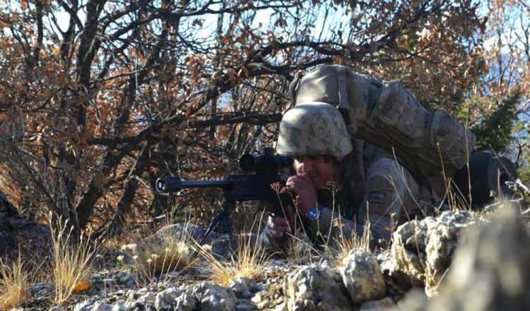 <p>İl Jandarma ve Zara İl&ccedil;e Jandarma Komutanlığı'na bağlı komando timi 'Kartallar' İmranlı il&ccedil;esinde PKK'nın barınma alanlarına ve Karadeniz'e ge&ccedil;iş g&uuml;zergahına y&ouml;nelik Şehit Jandarma Astsubay Kıdemli &Ccedil;avuş Bekir Pehlivan operasyonu ger&ccedil;ekleştirdi.&nbsp;</p>

