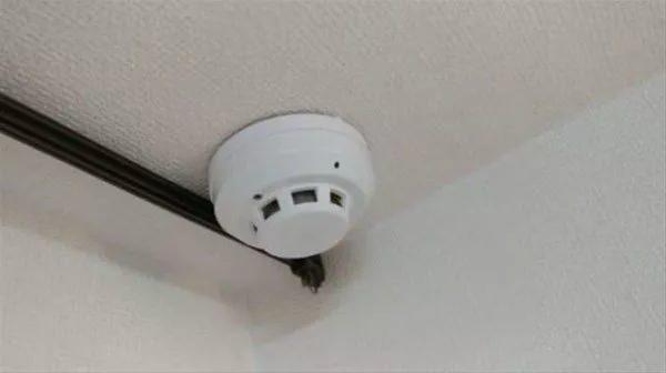 <p>Odadaki yangın sensöründen şüphelenerek, yerinden sökmeye çalıştılar. </p>
<p> </p>