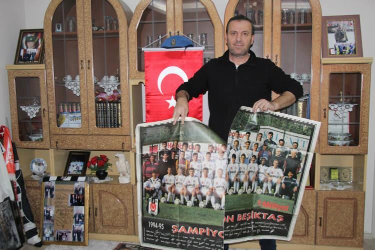 <p><strong>"Çocuklarıma miras bırakacağım"</strong></p>

<div> </div>

<div>Fanatik Beşiktaş taraftarı Abdullah Didinmez 35 yıldır biriktirdiği gazete kupürlerini ömrünün yettiğince biriktirmeye devam edeceğini ifade ederek, "35 yıldır biriktirdiğim gibi ömrüm yettikçe Beşiktaş’ın maç kupürlerini biriktirmeye devam edeceğim. Çocuklarıma miras bırakacağım. Benim sadece futbol aşkım var. Beşiktaş benim için apayrı bir duygudur" dedi.</div>
