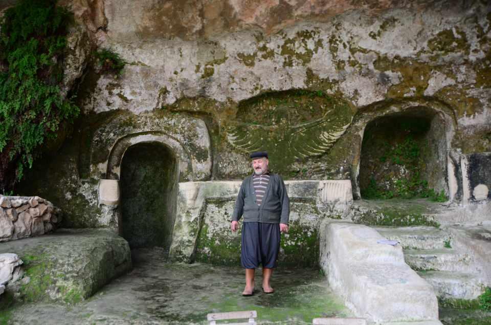 <p>Bozağaç Mahallesi'ne 3 kilometre uzaklıktaki Menekşe adı verilen mağarada yaşayan Mustafa Öztürk (60), doğayla iç içe yaşamayı çok sevdiğini, mağarada ise huzur bulduğunu söyledi.<br />
 </p>
