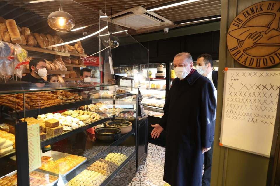 <p>Cumhurbaşkanı Recep Tayyip Erdoğan, günlük çalışmaları için Vahdettin Köşkü'ne geçerken, Çengelköy'de bir fırına uğrayarak simit ve ekmek aldı.</p>
