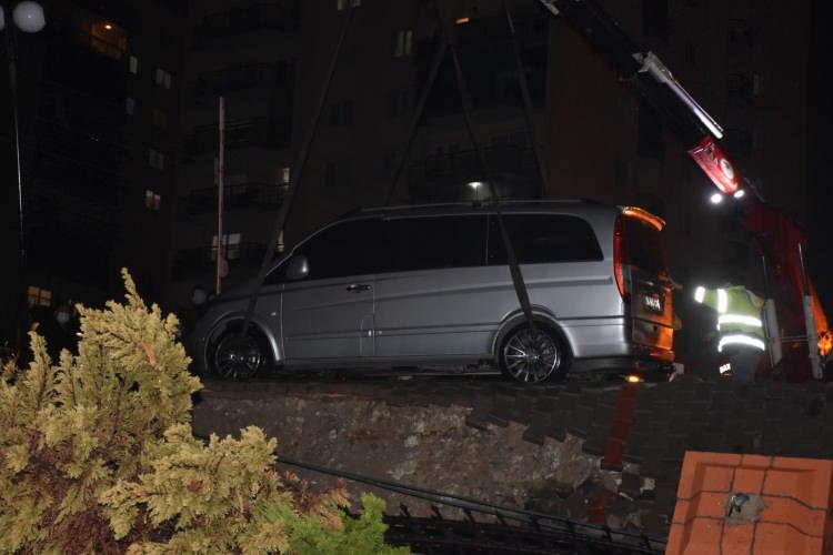 <p>Çöken duvarın enkazı altında kalan araçlar çekiciyle bulundukları alandan çıkarıldı. İhbar üzerine gelen polis ekipleri hasarlı araçlarla ilgili tutanak tuttu.</p>
