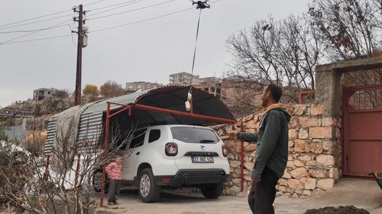 <p>Eğil Emniyet Amirliği ekipleri, ge&ccedil;en hafta sonu uygulanan 56 saatlik sokağa &ccedil;ıkma kısıtlamasında 155 Polis İmdat Hattı'na vatandaşlar tarafından bildirilen zorunlu ila&ccedil; ihtiya&ccedil;ları dronla ulaştırdı.</p>
