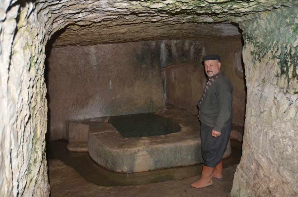 <p>Mersin'in Gülnar ilçesine bağlı Bozağaç Mahallesi'nden Mustafa Öztürk, doğa sevgisi nedeniyle 30 yıldır eve dönüştürdüğü mağarada yaşamını sürdürüyor. Kendini "doğa aşığı" olarak tanımlayan Öztürk, geçimini ise Aydıncık-Gülnar karayolunu kullanan yolculara çay satarak sağlıyor.</p>
