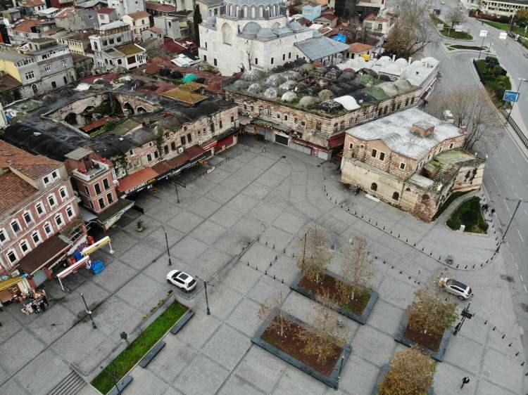 <p>Korona virüs tedbirleri kapsamında uygulanan sokağa çıkma kısıtlamasının üçüncü haftası yarın sabah 05.00 itibariyle sona erecek. Kısıtlama kapsamında, İstanbul'un en işlek noktalarından olan Eminönü Meydanı da sessizliğe bürünen noktalar arasında yer aldı.</p>
