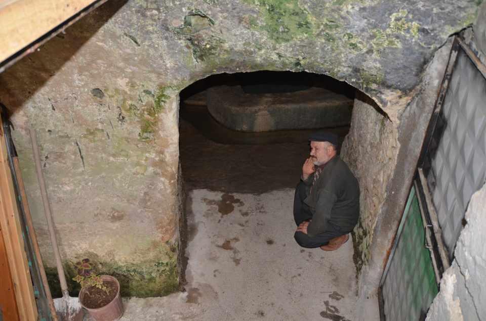<p>Mağarayı zaman içerisinde temizledim. 1993 yılında dönemin Kültür ve Turizm Bakanı Fikri Sağlar buraya gelerek buranın ismini Menekşe Mağarası koyalım dedi. </p>