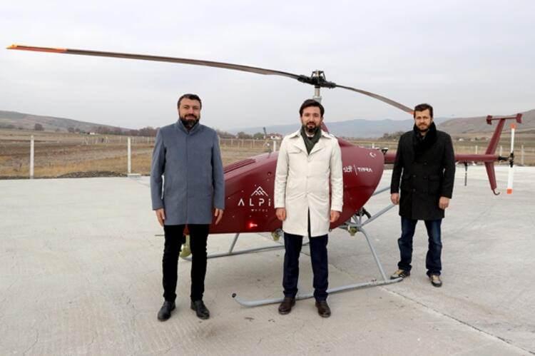 <p><strong>Afette baz istasyonu, operasyonda ikmal aracı </strong><br />
<br />
Aracın kullanım senaryolarına ilişkin de bilgi veren Selman Dönmez, aracın yük taşıma kapasitesinin yüksek olması dolasıyla sivil alanda lojistik amaçlı kullanılabileceğini, acil durumlar ve afetlerde ise baz istasyonu entegre edilerek haberleşme alanında değerlendirilebileceğini dile getirdi.</p>
