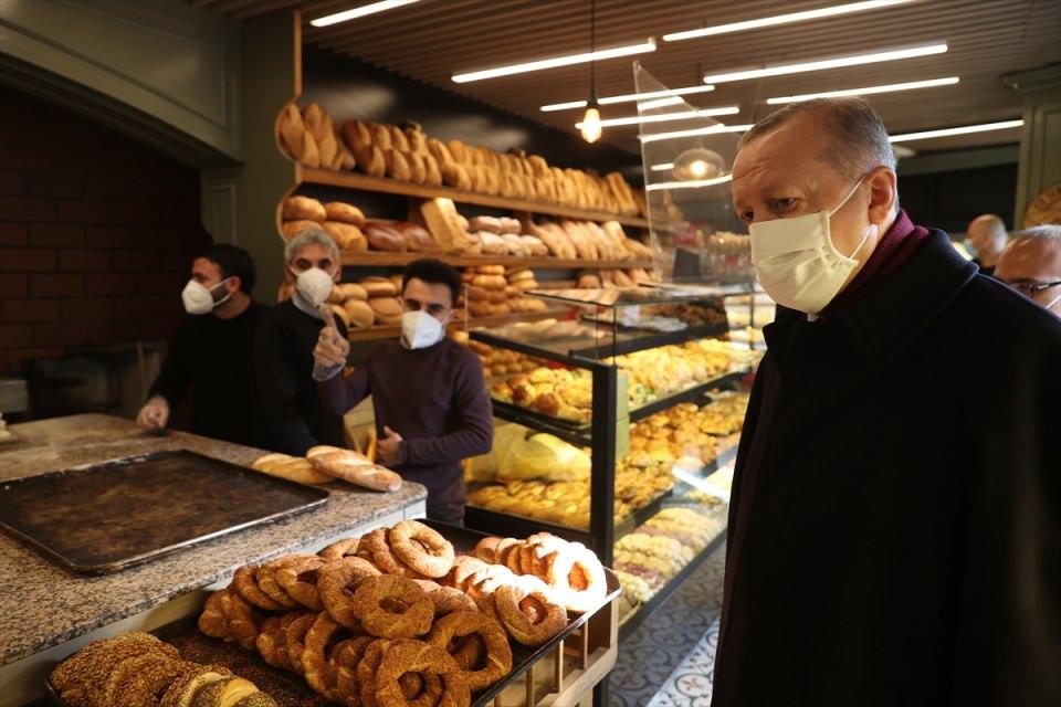 <p>Bosna Bulvarı'ndaki bir fırına uğrayan ve taş fırında pişen tam buğday, nohutlu ekmek ve simidin de aralarında bulunduğu ürünlerden satın alan Erdoğan, fırın sahibi ve çalışanlarla sohbet etti.</p>

<p> </p>
