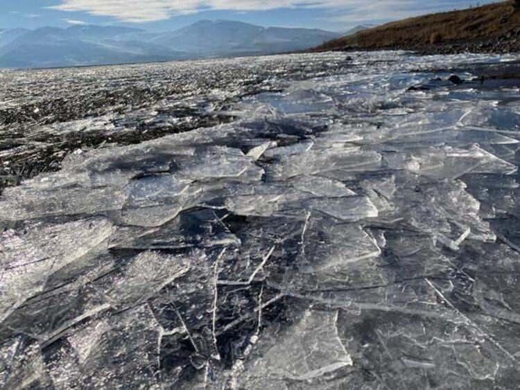<p>Ardahan’da hava sıcaklığının sıfırın altında 12’ye düşmesi Çıldır Gölü'nün yüzeyinin buz tutmasına neden oldu. Gölün üzerini kaplayan buz tabakası, sabah başlayıp öğle saatlerine kadar etkili olan şiddetli rüzgarda parçalandı. Rüzgar gölün yüzeyindeki buz parçalarını sahile taşıdı.<br />
 </p>
