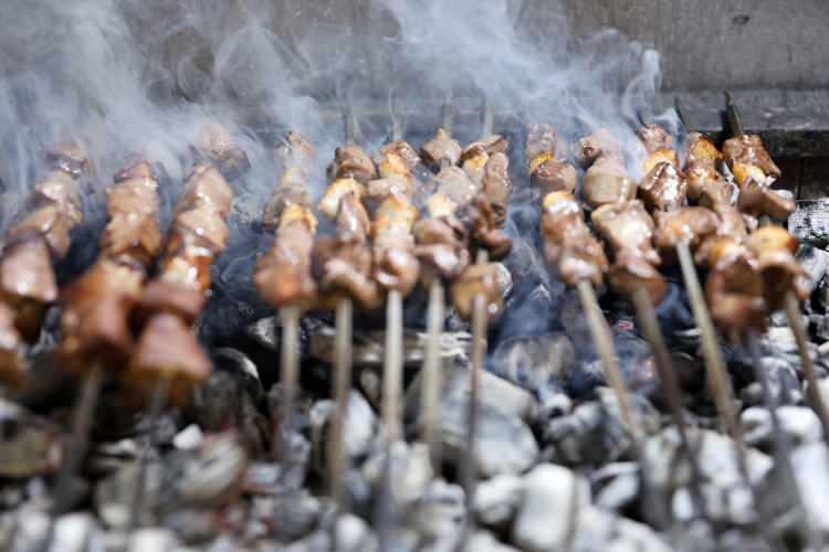 <p>Gaziantep'te y&ouml;re halkının vazge&ccedil;ilmez lezzetlerinden olan ciğer kebabı hem kent insanı hem de yerli ve yabancı turistlerce sabah kahvaltıları da dahil g&uuml;n&uuml;n her saati tercih edilen bir yemek olarak biliniyor.&nbsp;</p>
