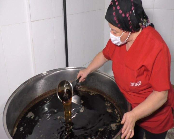<p>Koyulaşana kadar kaynatıp, reçeli kavanozlara dolduruyoruz. İçine bir adet de haşlanmış çam kozalaklarından atıp, satışa hazır hale getiriyoruz. Tüm bu 6 işlemin ardından reçel hazır oluyor" dedi.</p>