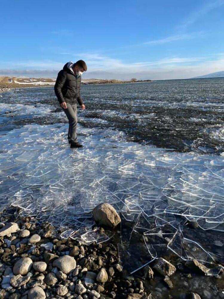 <p>Sahil kenarındaki buz parçaları üzerinde gezen Canılgın Uzunkaya, gece gölün yüzeyini kaplayan buzların rüzgarın etkisiyle parçalandığını söyledi.<br />
 </p>
