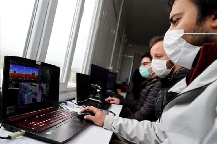 <p>İnsansız teknolojilerde boş bir alan olarak gördükleri insansız helikoptere yönelik çalışma yapmayı kararlaştırdıklarını belirten Dönmez, şöyle konuştu:</p>
<ul>
</ul>