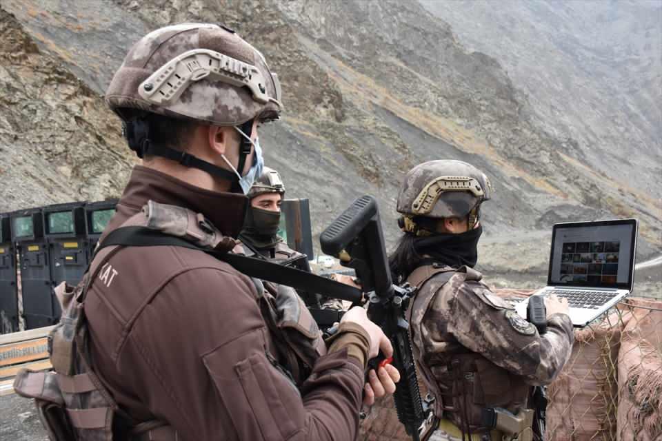 <p>Hakkari-Y&uuml;ksekova-&Ccedil;ukurca yolundaki "Kale-4" g&uuml;venlik noktasında n&ouml;bet tutan &ouml;zel harekat polisleri, AA muhabirleri ile foto muhabirlerinin yurt i&ccedil;i ve dışında &ccedil;ektiği, "haber", "yaşam" ve "spor" kategorilerindeki fotoğrafları inceledi.</p>

<p>&nbsp;</p>
