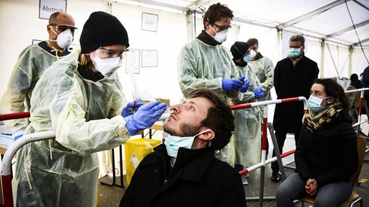 Koronavir&uuml;s İngiltere'de mutasyona uğradı