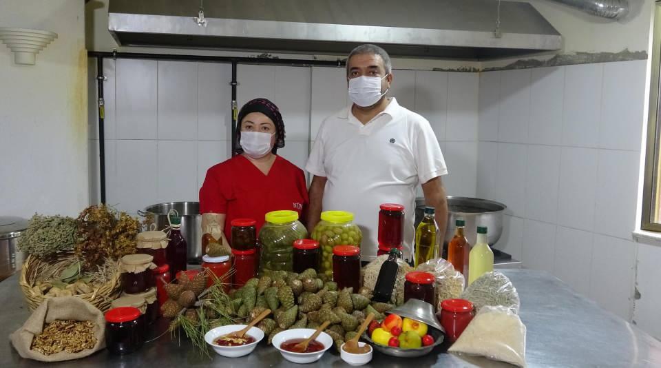 <p>Günlük 10 kavanozla başladığı çam kozalağı reçeli üretimini 200 kavanoza çıkaran Özkurt, Türkiye'nin 81 iline gönderdiği reçelin patentini almaya hazırlanıyor.</p>
<p> </p>