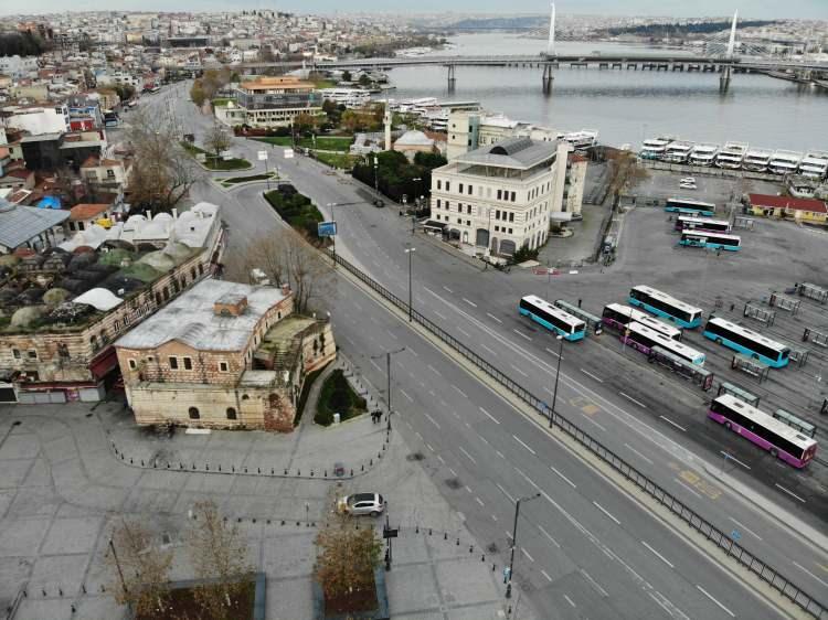 <p>Korona virüs tedbirleri kapsamında uygulanan sokağa çıkma kısıtlamasının üçüncü haftasında Eminönü Meydanı'nda sessizlik hakim olurken, kısıtlamadan muaf olan turistler hatıra fotoğrafı çektirdi.</p>
