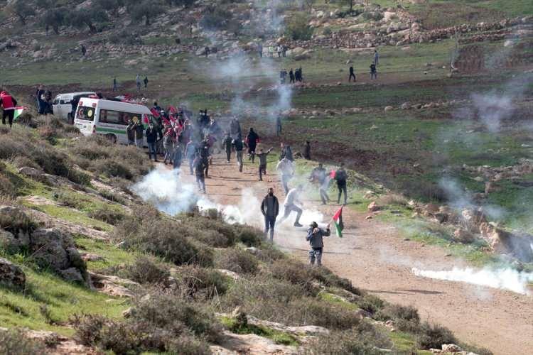 <p>Batı Şeria'nın Nablus kenti doğusundaki Beit Dajan köyünde toplanan bir grup Filistinli, bölgede yasa dışı Yahudi yerleşim birimlerine karşı gösteri düzenledi. İsrail güçleri, göstericilere göz yaşartıcı gaz bombasıyla müdahale etti.</p>

<p> </p>
