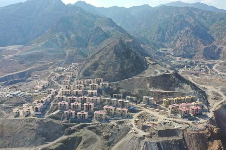 <div>​T&uuml;rkiye sınırları i&ccedil;erisinde 410 kilometrelik uzunluğa sahip Kuzeydoğu Anadolu'nun en b&uuml;y&uuml;k nehirlerinden olan Artvin'deki &Ccedil;oruh Nehri &uuml;zerinde, 26 Şubat 2013 tarihinde d&ouml;nemin Başbakanı, Cumhurbaşkanı Recep Tayyip Erdoğan tarafından telekonferans bağlantısı ile temeli atılan Yusufeli Barajı ve HES Projesi inşaatı s&uuml;r&uuml;yor.</div>
