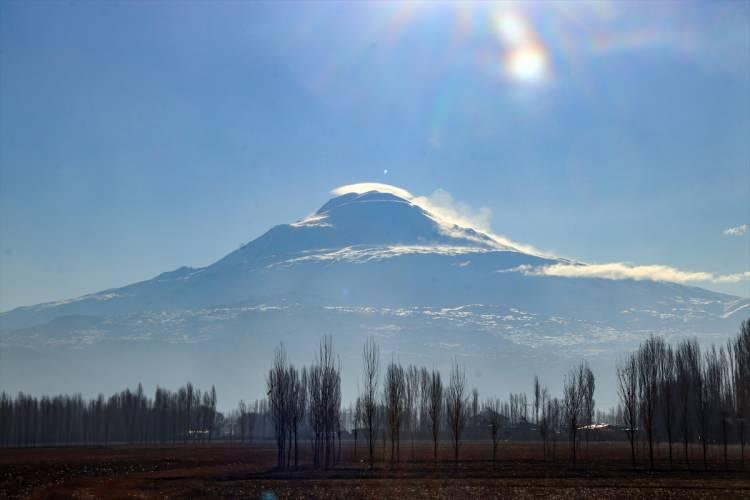 <p><strong>Ağrı Dağı ve Aras Dağları beyaza büründü</strong></p>

<p> </p>

<p>Iğdır'ın yüksek kesimleri kar yağışıyla beyaza büründü.</p>

<p> </p>
