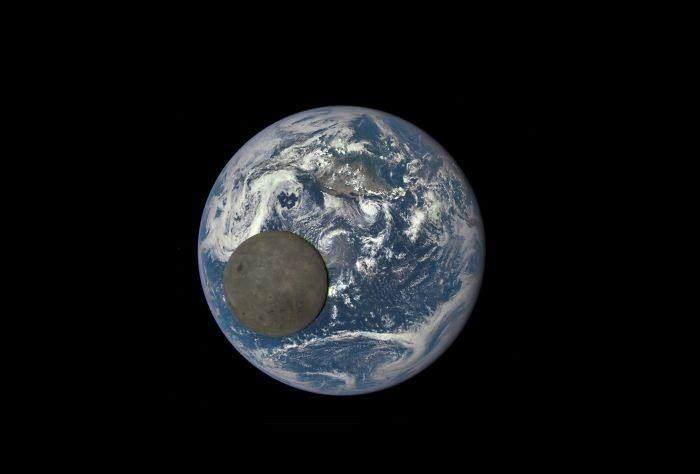 <p>Ayın karanlık yüzü, Dünya'nın önünden geçiyor. Bir milyon mil uzaklıktan NASA tarafından çekilen fotoğraf.</p>