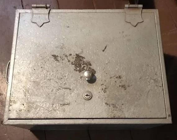 <p>10 yıl kaybettiği babaannesinin evinde bulduğu metal kutu açılınca içindekiler şok etti. </p>
<p> </p>