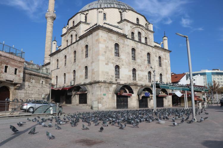 <p>Bolu&rsquo;da korona vir&uuml;s salgını sebebiyle hafta sonu getirilen sokağa &ccedil;ıkma kısıtlaması ile birlikte kentin cadde ve sokakları sessizliğe b&uuml;r&uuml;nd&uuml;.</p>
