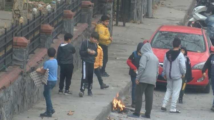 <p>Koronavir&uuml;s tedbirleri kapsamında &uuml;&ccedil;&uuml;nc&uuml; defa hafta sonu sokağa &ccedil;ıkma kısıtlaması uygulandı. &Ccedil;oğu yerde sokağa &ccedil;ıkma kısıtlamasına uyulurken, Beyoğlu İstiklal Mahallesi'nde ise &ccedil;ocuklar yasağa rağmen sokakta oynadı.</p>

<p>&nbsp;</p>
