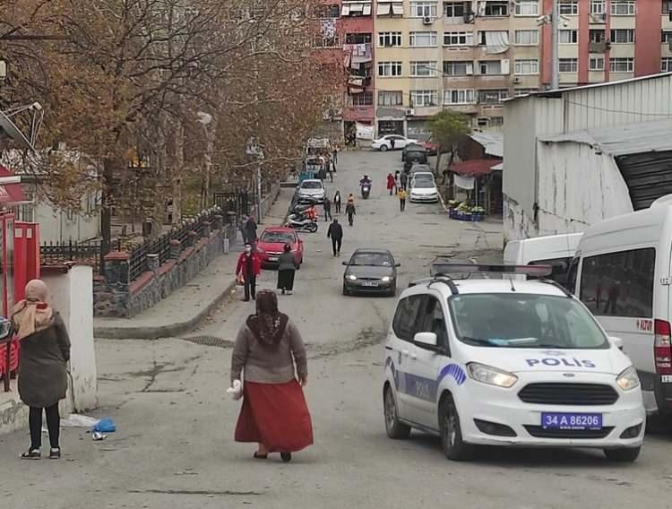 <p>Bazıları halı sahada top oynarken bazıları da yolda ateş yakarak ısındı. O anlar ise kameralara yansıdı. Polis ekiplerinin sokağa girdiğini g&ouml;ren &ccedil;ocuklar, sağa sola ka&ccedil;ıştı. &Ccedil;ocuklar, polis gittikten sonra ise sokakta oynamaya devam etti.</p>
