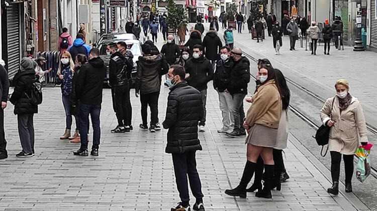 <p>Gelen son dakika haberine göre; Koronavirüs tedbirleri kapsamında sokağa çıkma kısıtlamasının olduğu İstanbul'dan fotoğraflar geldi. İstiklal Caddesi ve Sultanahmet Meydanı'nına giden ve yasaktan muaf olan turistler hatıra fotoğrafı çektirdi.</p>

<p> </p>
