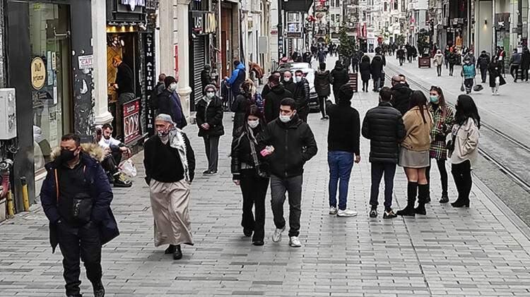 <p>Taksim Meydanı ve İstiklal Caddesi’nde tur atan turistler, yoğunluk oluşturdu.</p>

<p>Kısıtlamadan muaf olan turistler, İstanbul’un tadını çıkardı.</p>
