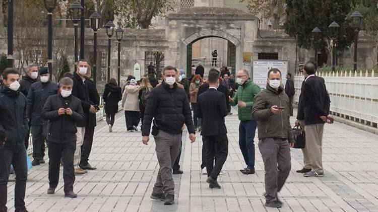 <p>Türkiye genelinde hafta sonu uygulanan sokağa çıkma kısıtlamasında Ayasofya Camii ve Sultanahmet Camii’ni de ziyaret eden turistler hatıra fotoğrafı çekti.</p>

<ul>
</ul>
