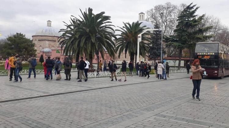 <p>Tur otobüsleri ve turist kafileleri nedeniyle Sultanahmet Meydanı’nda kalabalık yaşandı. Çok kişinin maske taktığı ancak sosyal mesafeye dikkat edilmediği görüldü.</p>

<ul>
</ul>
