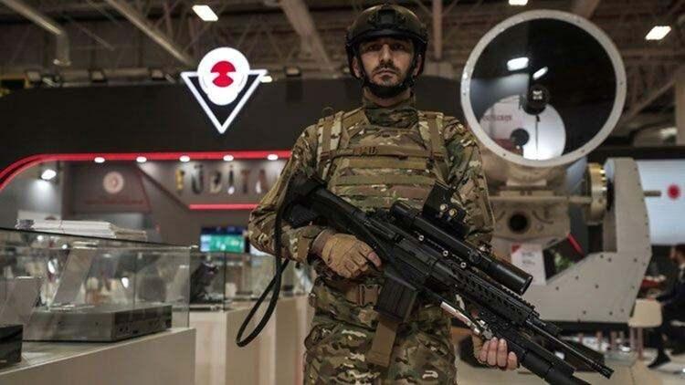 <p>"Tüfeğe Monte Lazer Sistemi'ni bir çanta içerisinde taşınabilen ve 30 dakika içinde şarj olabilen yapıda geliştirdik. Lazer silahımız 180 atımlık. Lazeri, odaklayıcısı, optiği ve bütün kontrollerini milli olarak geliştirdiğimiz lazerimizi yine milli silahımız olan MPT 76'ya entegre ettik. Lazer silahımız 100-150 metre mesafeden 1 milimetre çelikleri delebiliyor. Yalnızca lazer gücüyle çalışıyor ve silahın diğer özelliklerini hiçbir şekilde etkilemiyor. Diğer silahın üzerine standart arayüzlerle ekleyebiliyoruz. Lazer sistemi de sırt çantasına sığabiliyor. taşınabilmesi çok önemli. Hem taşınabiliyor hem şarj edilebiliyor."</p>
<ul>
</ul>
