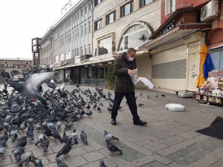 <p>Öte yandan, kuşlara kalan Eminönü Meydanı havadan görüntülendi.<br />
 </p>
