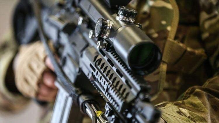 <p>Yeniay, silahın Türk mühendisliğinin başarısı olduğuna dikkati çekerek, "Dünyada bu güçte taşınabilir ilk lazer silahını geliştirdik. Şu anda Türk Silahlı Kuvvetleri'nde kullanımda yok. Yakında olacak." dedi.</p>
<ul>
</ul>