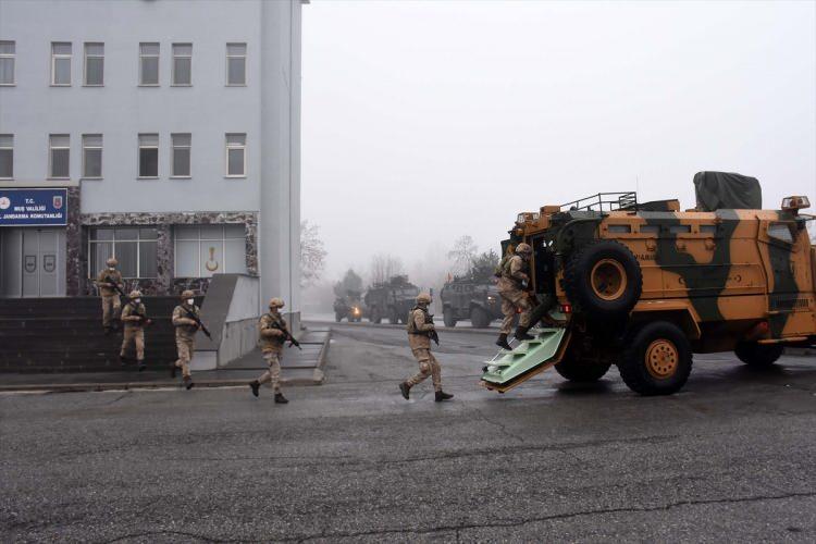<p>Valilikten yapılan a&ccedil;ıklamaya g&ouml;re, İl Jandarma Komutanlığı ekiplerince alınan istihbari bilgiler doğrultusunda, Muş, Batman ve Diyarbakır'da "silah ve m&uuml;himmat ka&ccedil;ak&ccedil;ılığı" ile kurusıkı tabancaları normal tabancaya d&ouml;n&uuml;şt&uuml;rerek satışını yapan kişilere y&ouml;nelik 15 Aralık'ta 16 adrese eş zamanlı operasyon d&uuml;zenlendi.</p>

<p>&nbsp;</p>
