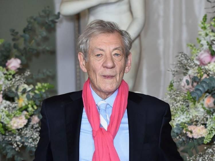 <p>TEREDDÜTSÜZ TAVSİYE EDİYORUM!</p>
<p> </p>
<p>8 Aralık'tan beridir İngiltere'de aşı yapılmaya başlandı. McKellen aşıyı yaptıran ilk ünlü isim olarak <strong>"Herkese tavsiye etme konusunda hiç tereddüt etmiyorum" </strong>ifadelerini kullandı. </p>