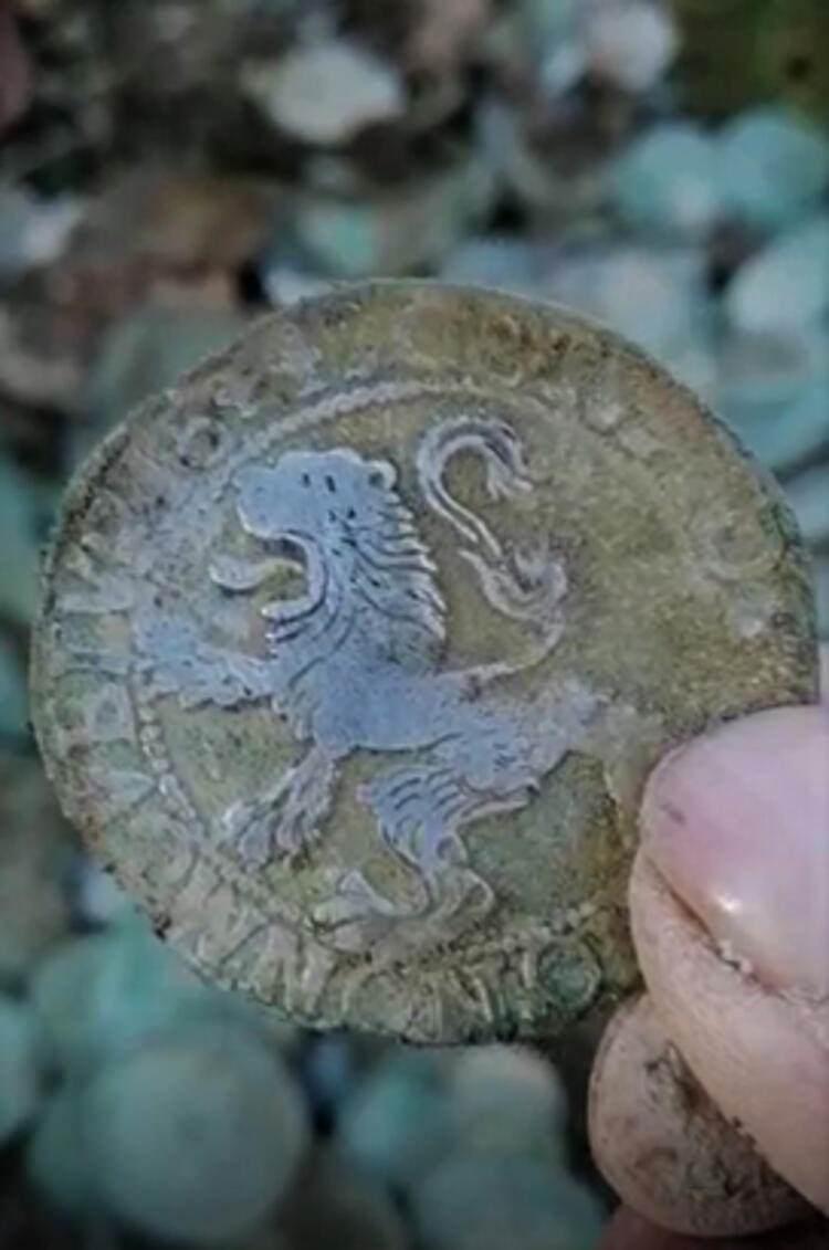 <p>Sit alanı olmayan bölgedeki sikkelerin 16- 17'nci yüzyıllara tarihlendiği öğrenildi.</p>
<p> </p>