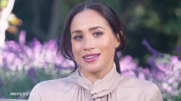 <p>Geçtiğimiz ay İngiliz basınına bomba gibi düşen Meghan Markle'in düşük haberi sonrası ilk açıklama geldi. Kameralar karşısına geçen Markle, sağlık çalışanlarına teşekkür etti. Koronavirüs salgını sürecinde Los Angles'te gönüllü olarak çalışan genç prenses insanlara yardım etmenin kutsal bir görev olduğunu vurguladı. </p>
