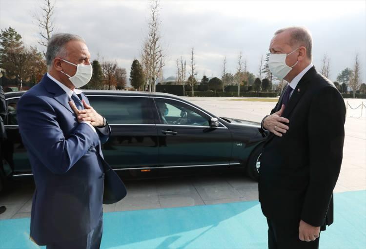 <p>Irak Başbakanı Mustafa el-Kazımi'nin bulunduğu makam aracını Cumhurbaşkanlığı Külliyesi'nin önündeki caddede karşılayan süvariler, protokol kapısına kadar eşlik etti. Türkiye Cumhurbaşkanı Recep Tayyip Erdoğan, Kazımi'yi Cumhurbaşkanlığı Külliyesi'nin ana giriş kapısında karşıladı.</p>

<p> </p>
