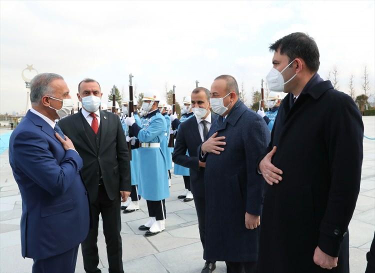 <p>İki ülke heyetlerinin takdimi sonrasında Erdoğan ve Kazımi, merdivenlerde Türkiye ve Irak bayrakları önünde gazetecilere poz verdi.</p>

<p> </p>

