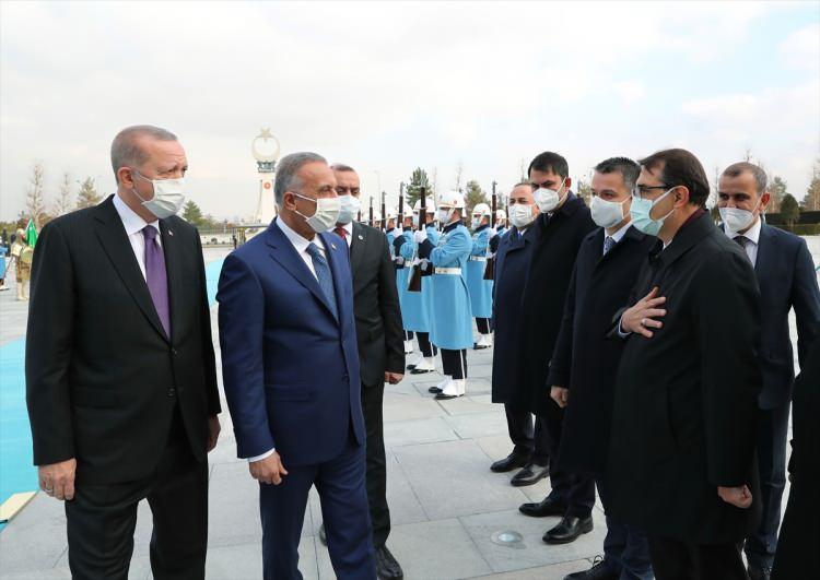 <p>Erdoğan ve Kazımi'nin tören alanındaki yerlerini almalarının ardından, 21 pare top atışı eşliğinde iki ülkenin milli marşları çalındı.</p>

<p> </p>

<p> </p>
