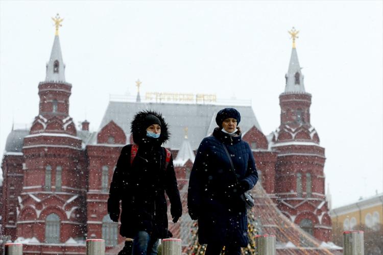 <p>Rusya’nın başkenti Moskova’da kar yağışı etkili oldu. Yağış sonrası kent beyaza büründü.</p>
